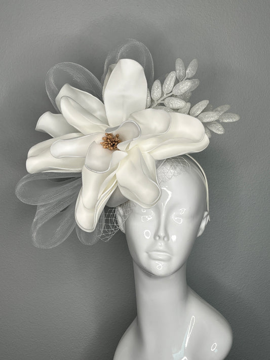 White Magnolia Fascinator with Glitter Accents and Mesh Loops – Elegant Derby or Wedding Headpiece