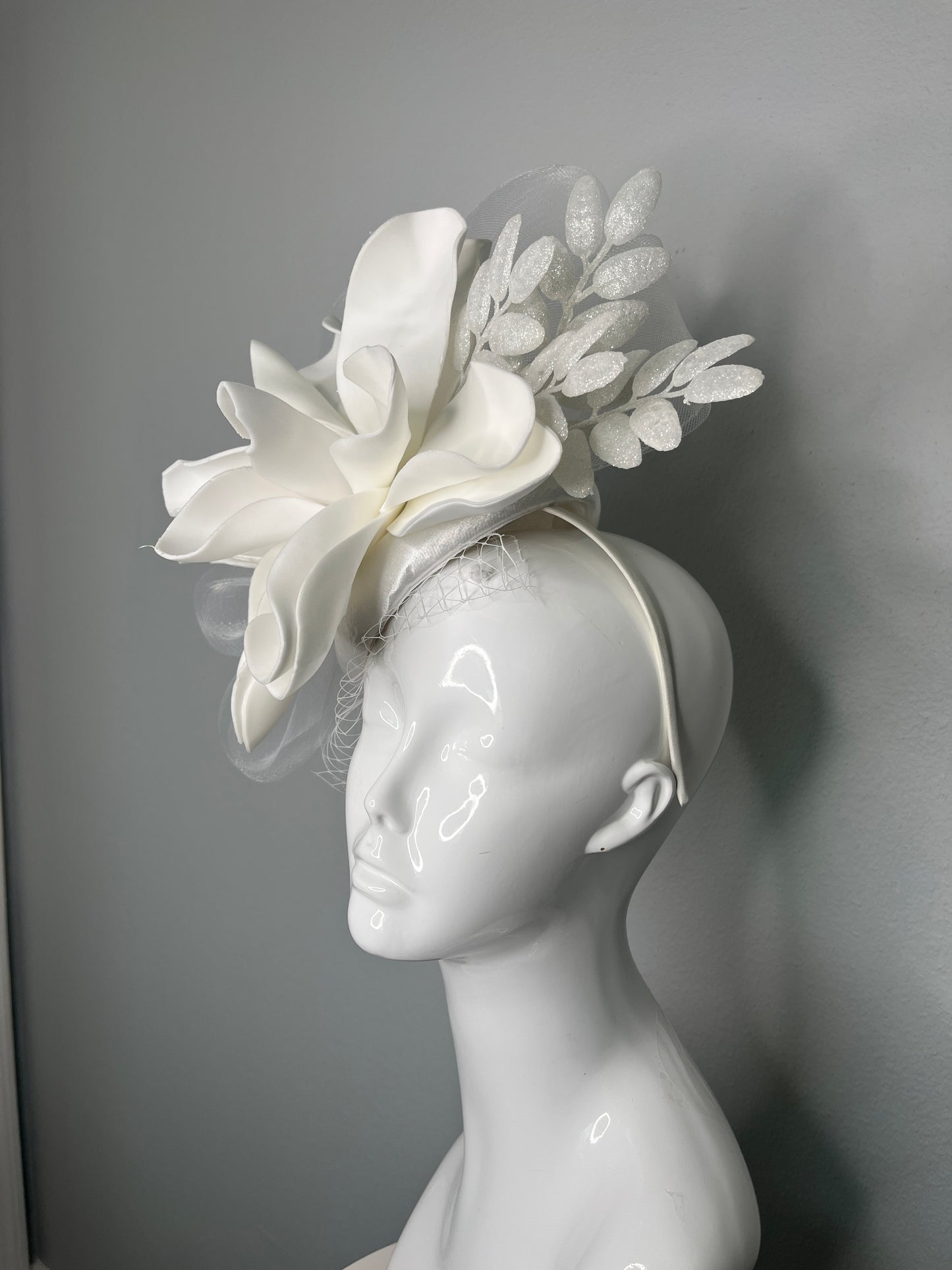 White Magnolia Fascinator with Glitter Accents and Mesh Loops – Elegant Derby or Wedding Headpiece