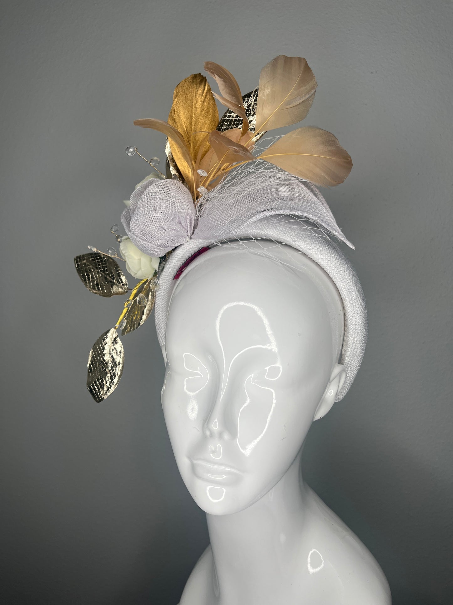Champagne Gold Elegance Fascinator – Ivory & Metallic Race Day Headpiece