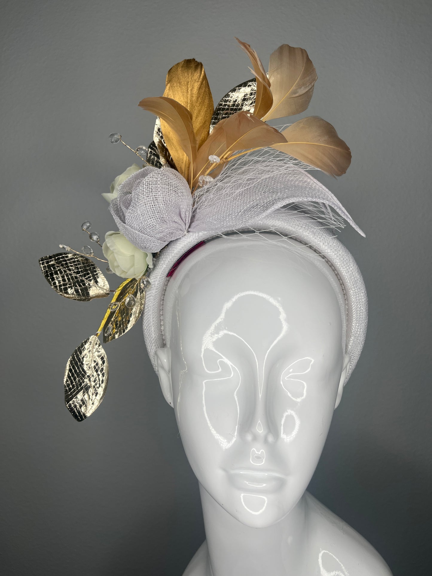 Champagne Gold Elegance Fascinator – Ivory & Metallic Race Day Headpiece
