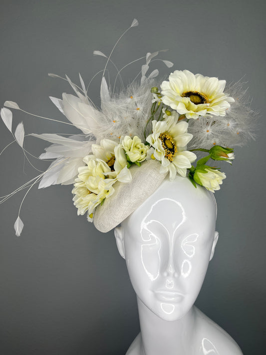 Ivory & Cream Floral Fascinator – Wildflower Derby Hat with Feather Detail – Elegant Derby Headpiece