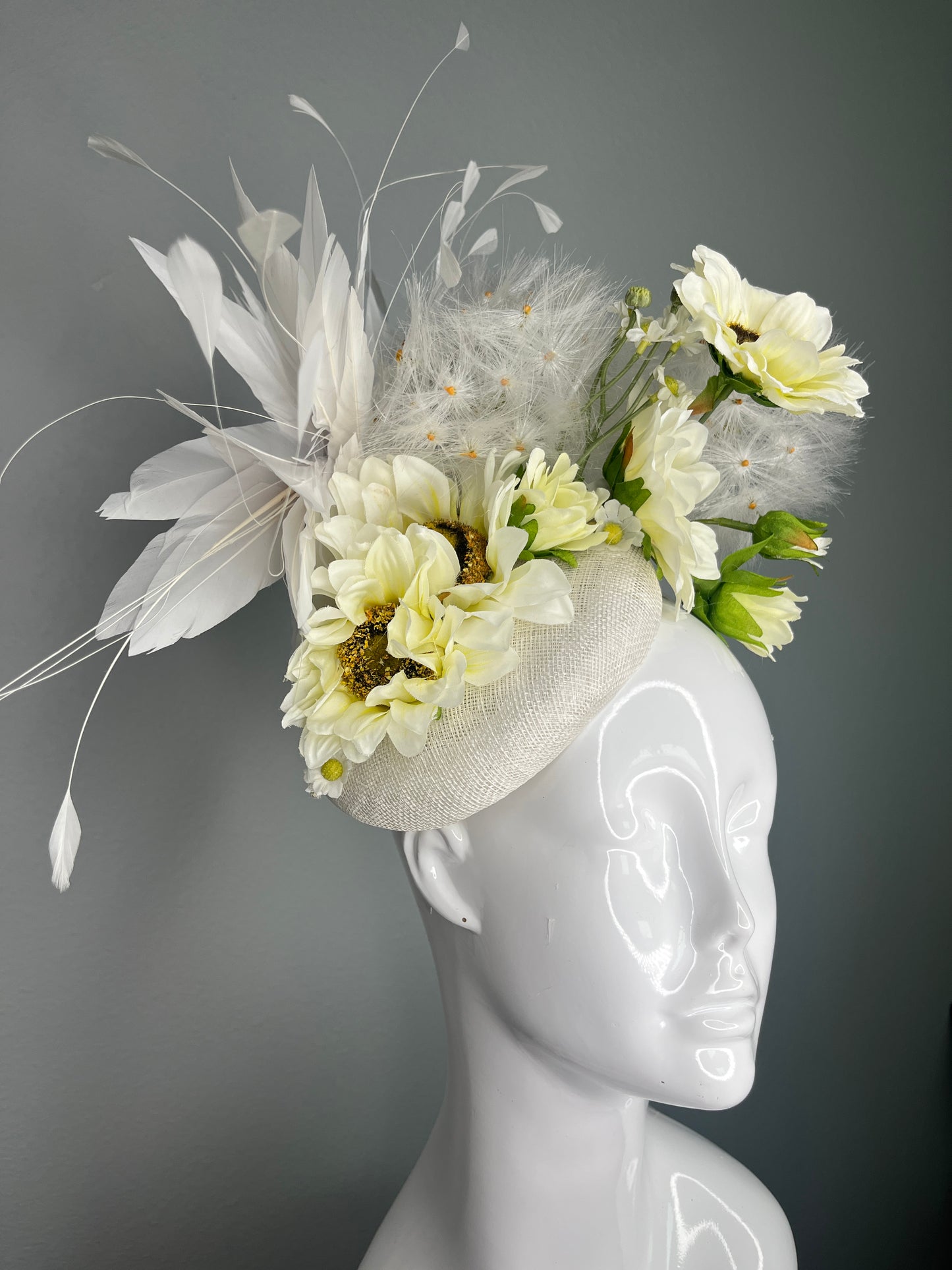 Ivory & Cream Floral Fascinator – Wildflower Derby Hat with Feather Detail – Elegant Derby Headpiece