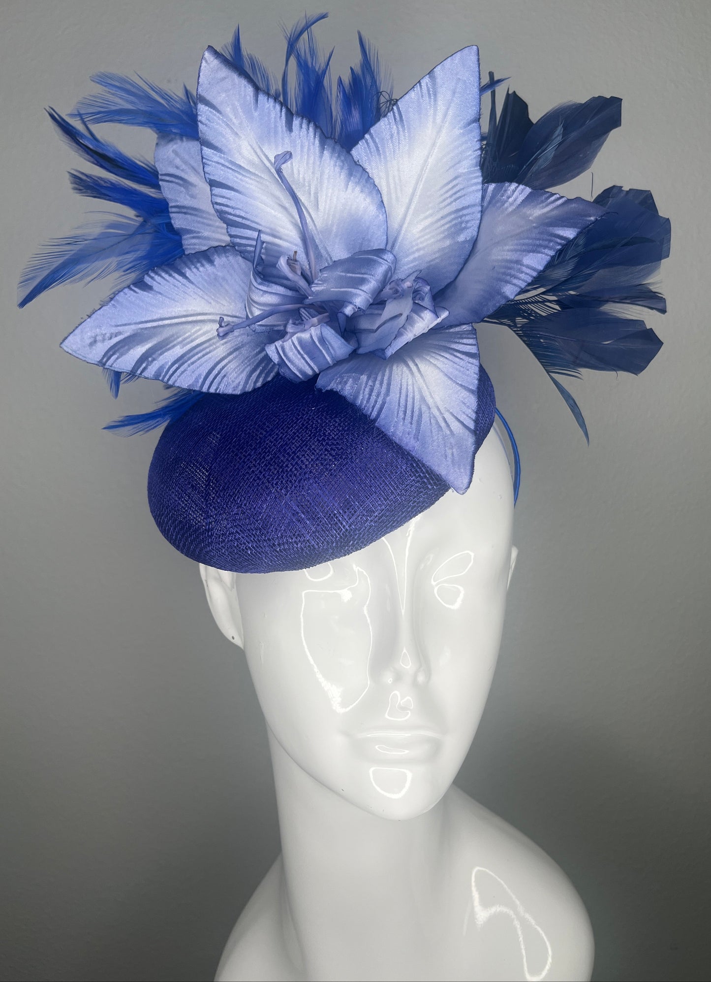 Periwinkle Blue Lily Fascinator – Elegant Derby Hat with Sculpted Petals & Feather Accents